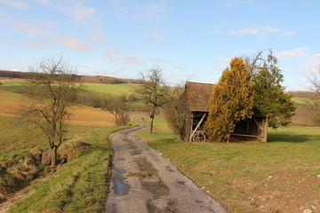 Kleiner Geräteschuppen auf einem Feld im Jagsttal