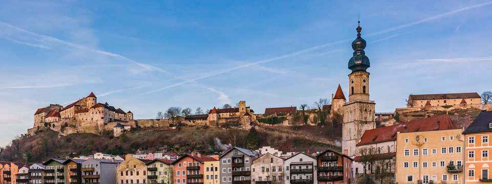 astle Burghausen and its historic town centre on the Salzach River, Burghausen, Upper Bavaria, Bavaria, Germany, Europe in the night