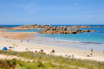 Fototapeta na wymiar Magnifique paysage à Trégastel en Bretagne, belle vue sur la grande plage de la Grève-Blanche.France