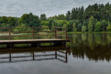 Obraz premium Beautifull landscape picture of a lake, trees and bridge