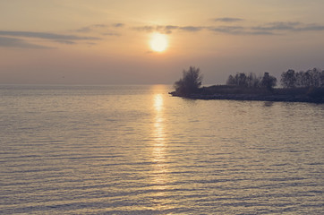 Naklejka premium sunset against the sea