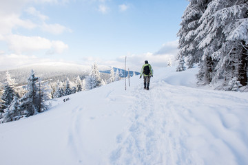 Fototapeta na wymiar Trekking zimowy w Polskich górach.