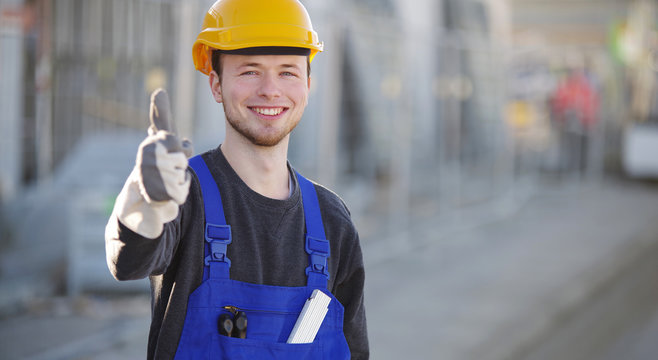 Handwerker mit nettem Lachen auf einer Baustelle 