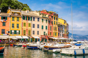 Fototapeta na wymiar Beautiful bay with colorful houses in Portofino, Liguria, Italy