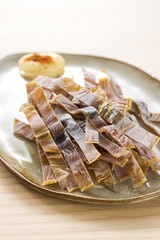 お皿に盛ったサキイカ