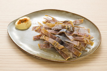 お皿に盛ったサキイカ