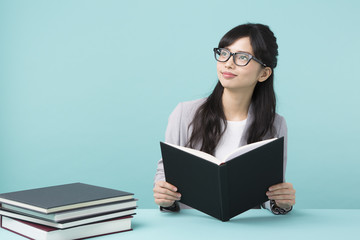 本を読む女性