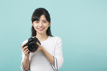 Fototapeta premium カメラを持った女性