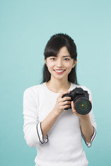 Fototapeta premium カメラを持った女性