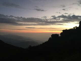 Ocaso del sol y colchones de nubes