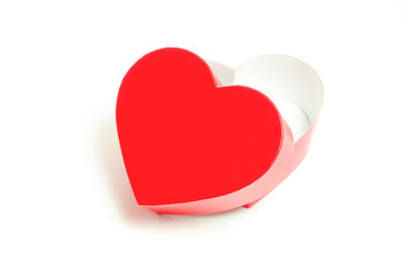 赤いハート型の贈り物　空箱　白色背景　明るいパターン