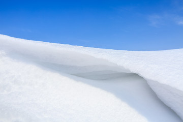 Fototapeta na wymiar beautiful snow and blue sky natural background in winter