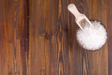 Fototapeta na wymiar white bath salt in a wooden Cup with spoon.