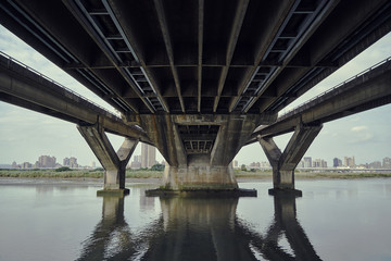 台湾 忠考橋 橋下 晴れの日