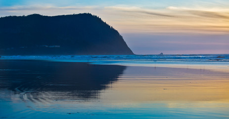 Obraz premium Cannon Beach overlook from Ecola State park Colorful Sunset, Oregon coast, Oregon State, USA.
