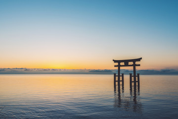 朝焼けの湖中大鳥居