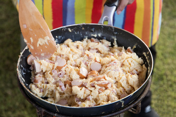 To make an omelet on the pan  