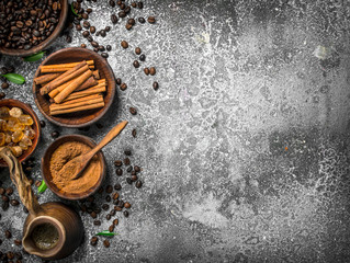 Obraz na płótnie Canvas Fresh coffee in a clay turkey with crystals of sugar and cinnamon.