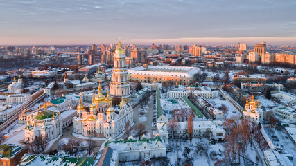 Oranje zonsondergang en wolk boven stadsgezicht Kiev, Oekraïne, Europa