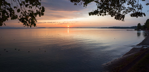 Seeufer bei Sonnenuntergang, Panorama
