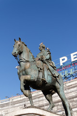 Fototapeta na wymiar Pigeon on the bronze statue