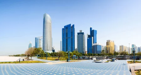 Schilderijen op glas Panoramisch uitzicht op Abu Dhabi vanaf de promenade met landmark skyscr © creativefamily