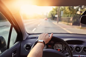 Foto auf Acrylglas Schnelle Autos Rückfahrt mit dem Auto an einem sonnigen Tag