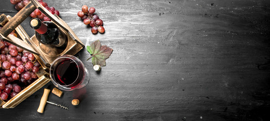 Fototapeta Red wine with fresh grapes in a box. obraz