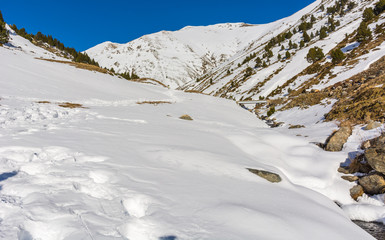 Fototapeta na wymiar Landscape with snow and rivers in thePyrenees