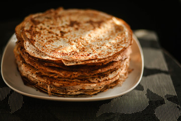 стопка блинов на тарелке, блины на Масленицу 