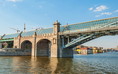 Fototapeta na wymiar Andreevsky Bridge across the Moskva River in Moscow
