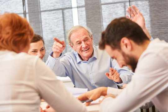 Senior erz&auml;hlt Witz bei Business Team Meeting