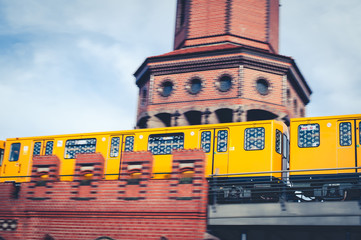 Bahn auf Brücke Berlin