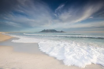 Photo sur Plexiglas Montagne de la Table Beautiful wide angle landscape image of Table Mountain in Cape Town South Africa as seen from Blouberg beach