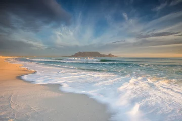 Photo sur Plexiglas Montagne de la Table Beautiful wide angle landscape image of Table Mountain in Cape Town South Africa as seen from Blouberg beach