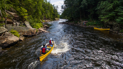 Obraz premium Grupa ludzi wiosłujących po rzece Noire w prowincji Quebec w Kanadzie.