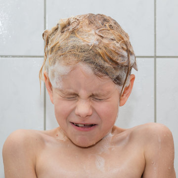 Ein 6 Jahre altes Mädchen bekommt beim duschen Schaum uns Auge und verzehrt schmerzerfüllt sein Gesicht