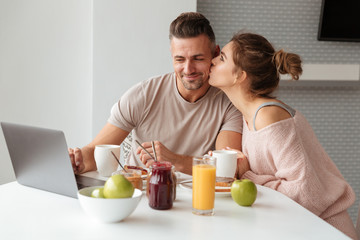 Obraz na płótnie Canvas Portrait of a young loving couple having breakfast