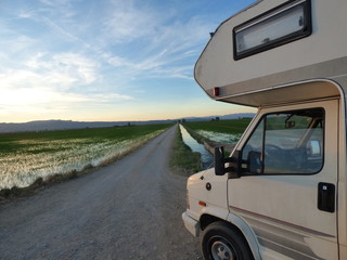 Obraz premium Autocaravana en arrozales del Delta del Ebro, Tarragona (Cataluña,España)