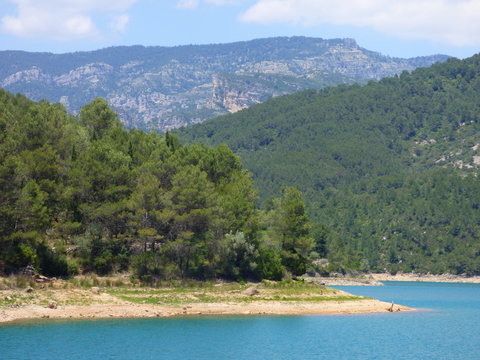 El embalse de Ulldecona,situado la Puebla de Benifasar (Castellón,España) ​ en las montañas de la Tenencia de Benifasar y los Puertos de Tortosa-Beceite