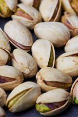 Makroaufnahme von Pistazien formatfüllend, vertikal fotografiert