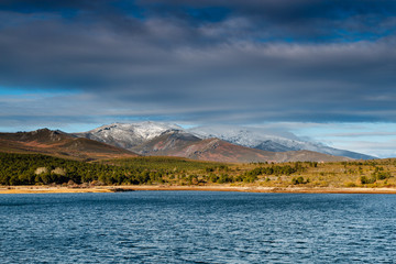 Macizo del Teleno desde el Embalse de Tabuyo del Monte, León, España.
