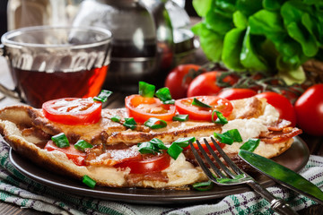 Omelette with bacon and tomatoes