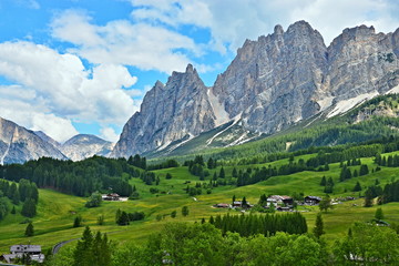 Fototapeta na wymiar Italian Dolomites -view on the mountains from Cianderies