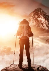 Papier Peint photo autocollant Alpinisme Gipfelsieg und sportlicher Erfolg. Frau steht auf Berggipfel