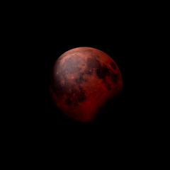 Red moon during partial eclipse © Claudio Divizia
