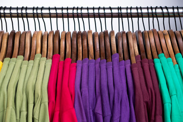 Bunte Herrenshirts auf Kleiderbügeln aufgehängt