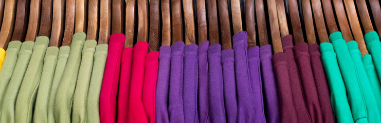 Herrenshirts auf Kleiderbügeln | Panorama