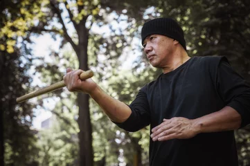 Crédence de cuisine en verre imprimé Arts martiaux Lameco Astig Combatives instructor demonstrates stick fighting techniques