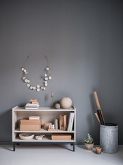 Regal mit Dekoration in Naturtönen und Wanddekoration aus Keramik